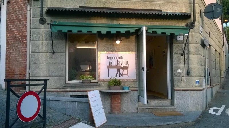 Le Gambe Sotto Il Tavolo
