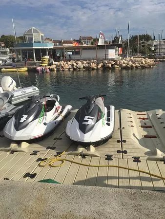 SAINT  CYR  JET  SKI