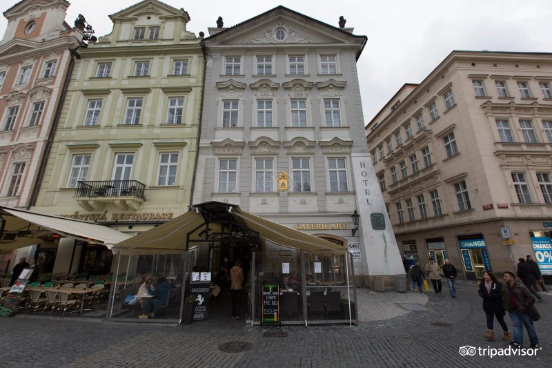 Old Town Square Residence by Emblem