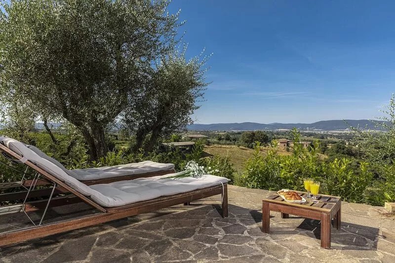 Farmhouse with stunning views, 10m from Siena