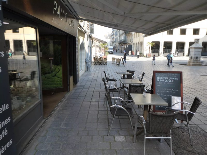 Pau's Cafe