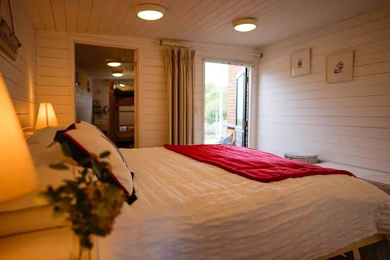 Seagrove Cabin -  a bungalow that sleeps 4 guests  in 2 bedrooms