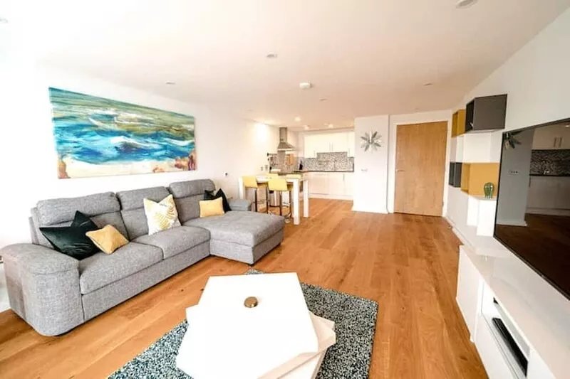 Stunning Sea View Apartment with Free Parking