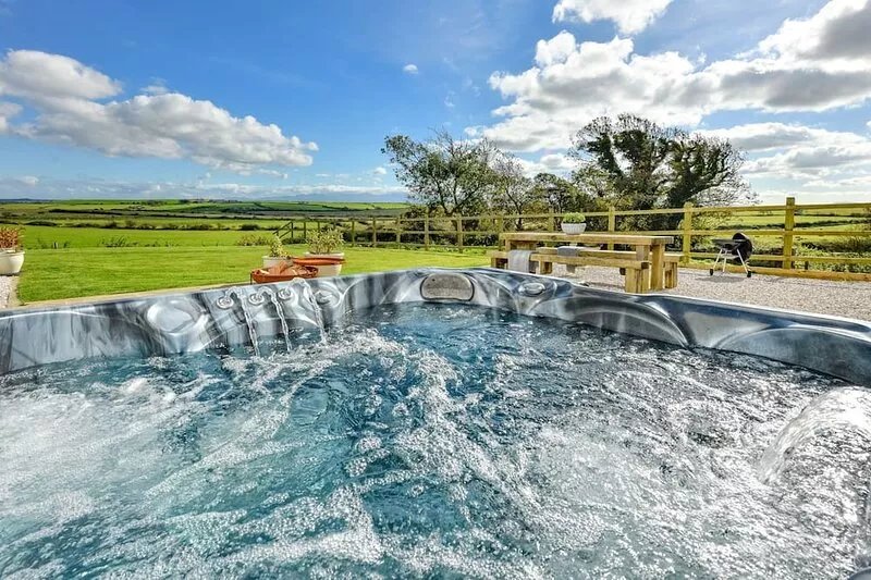 Tŷ Carmel - Carmel House has breathtaking mountain views, hot tub & wood burner!