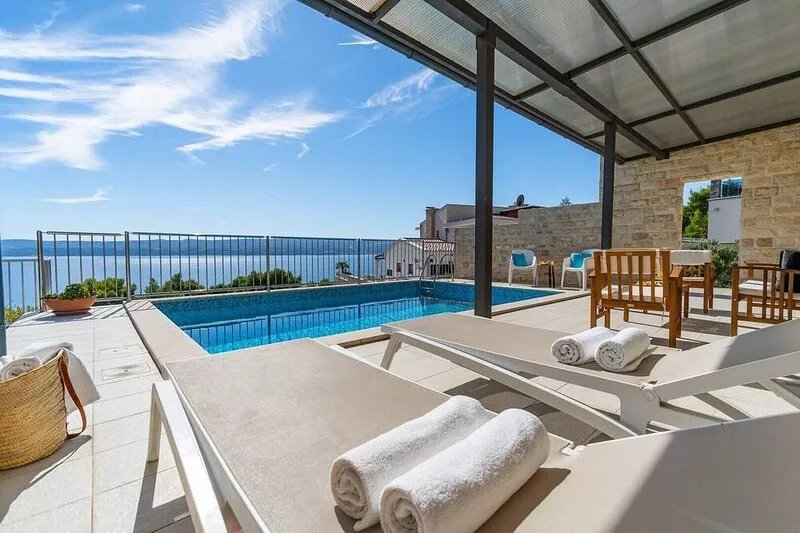 Villa Oslo - luxury place with sea views & heated pool, 300m from sandy beach