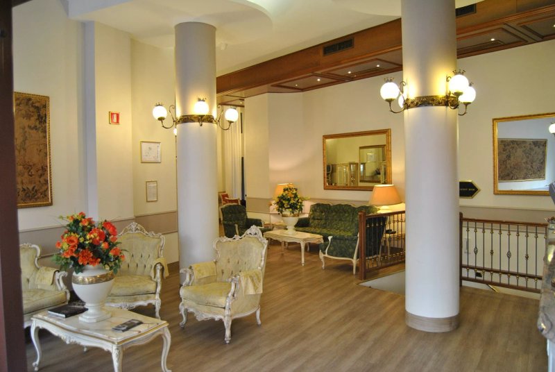Mokinba Hotel King