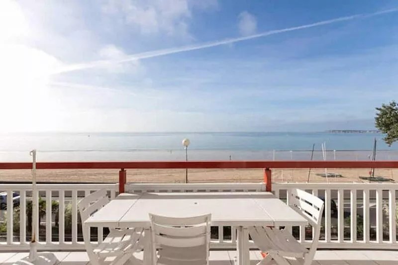 South facing sea on the beach 300 to 1600 € per week, with garage.