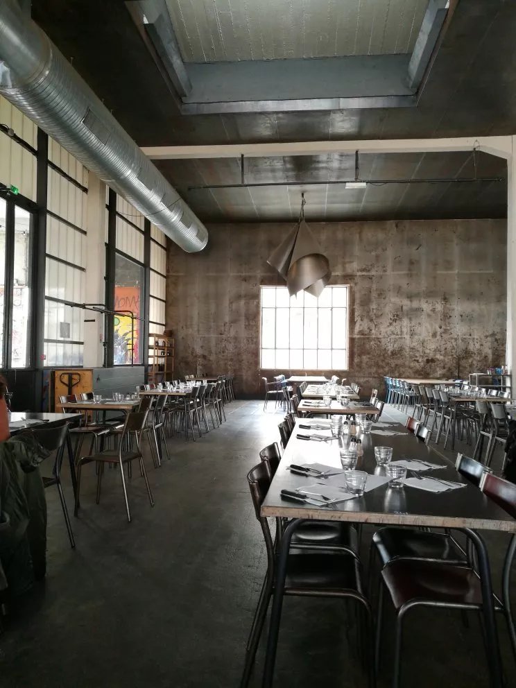 Les grandes tables de la friche