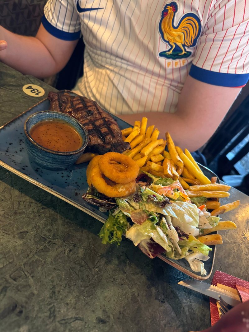 BroadStreet Bar & Grill