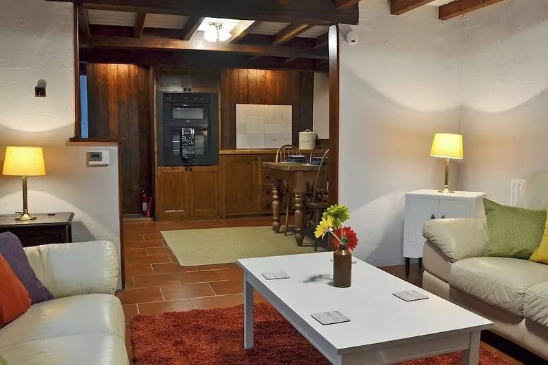 Courtyard Cottage At Dam Hall Barn