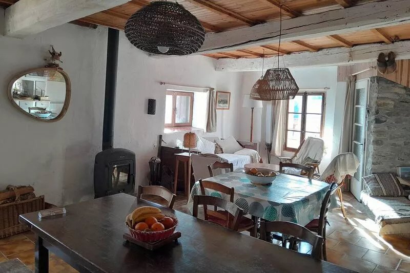 The Ubac your home with quiet garden perched in Théus
