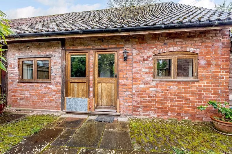THE BOTHY, pet friendly, with a garden in Phocle Green