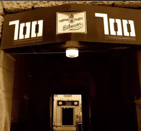 Die 100 Cafe Weinkeller
