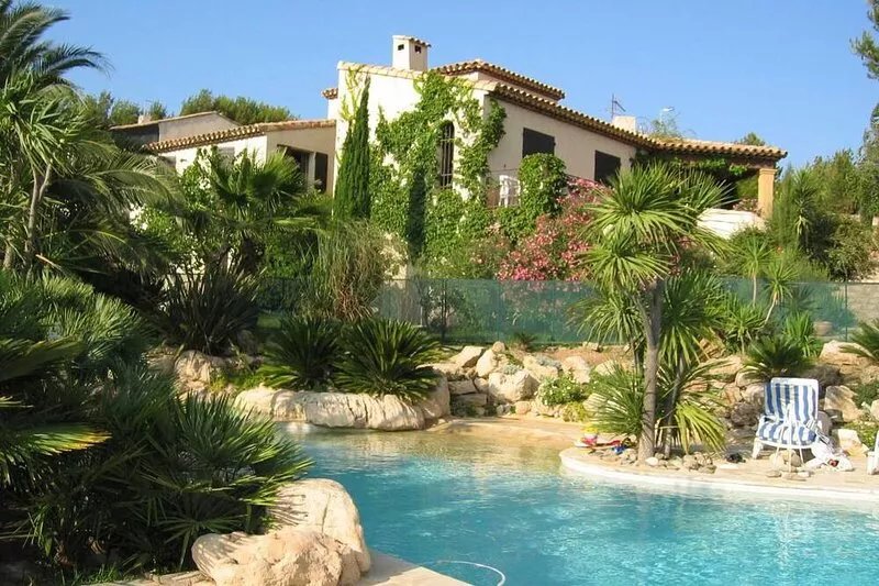 Completely renovated 2-room apartment in large architect-designed villa