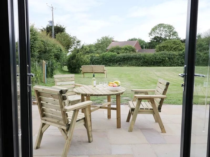 FIELDSIDE, pet friendly, with open fire in Hunmanby