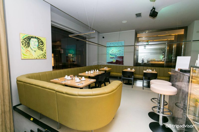 The Icon Hotel & Lounge