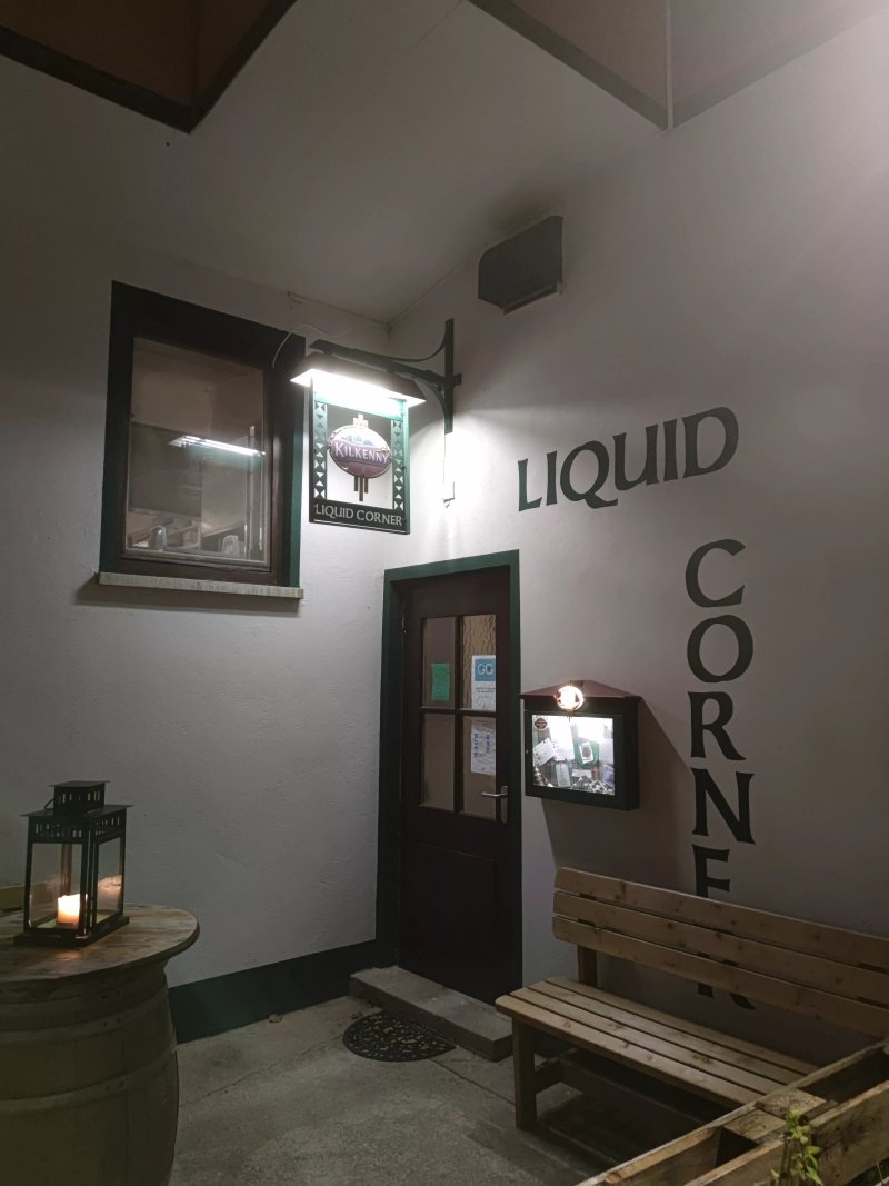 Liquid Corner Pub & Diner