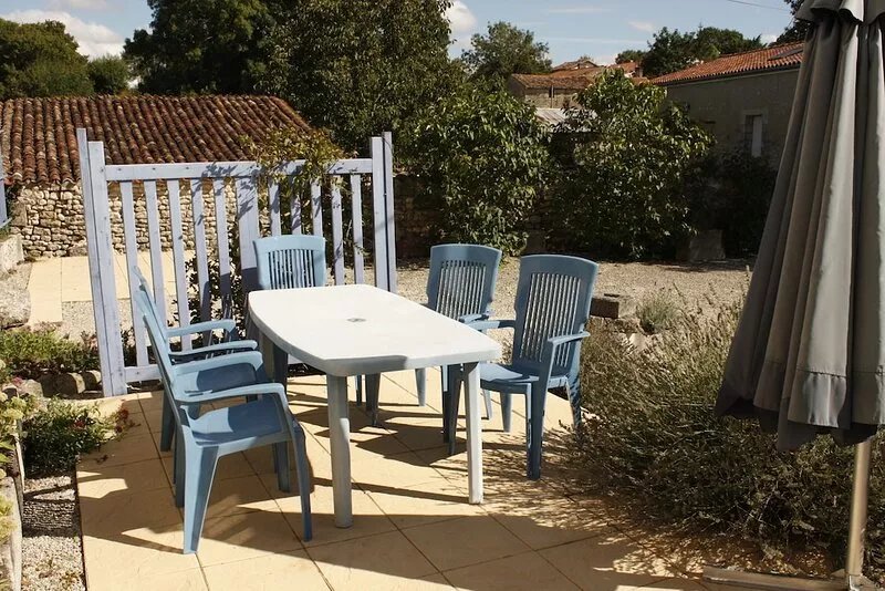 Beautifully restored former stable with pool, convenient location