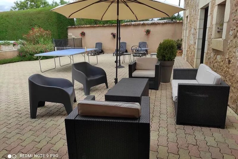 Spacious and comfortable country house with private swimming pool (2 to 8 prs)
