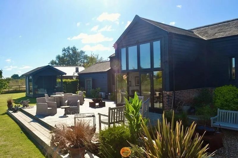 Spacious lux barn retreat, in beautiful wraparound garden. 15 mins walk to beach