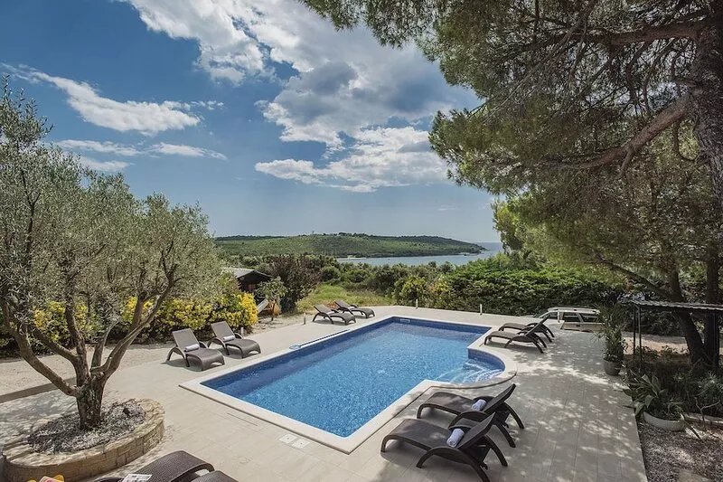 Picturesque holiday home in Banjole with pool