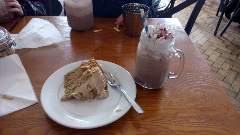 Dollies Cafe & Bar