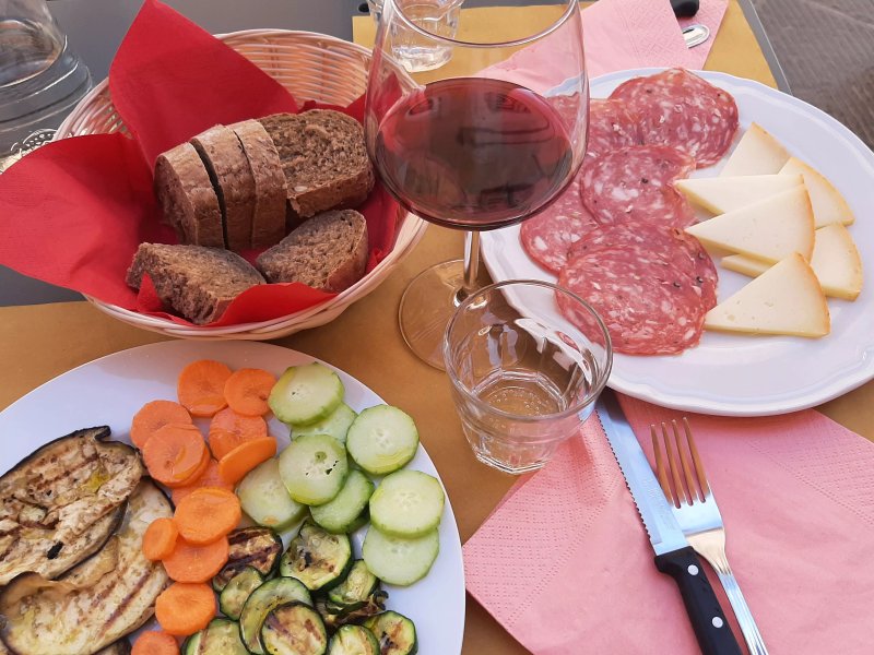 Vald'O Art Book & Wine
