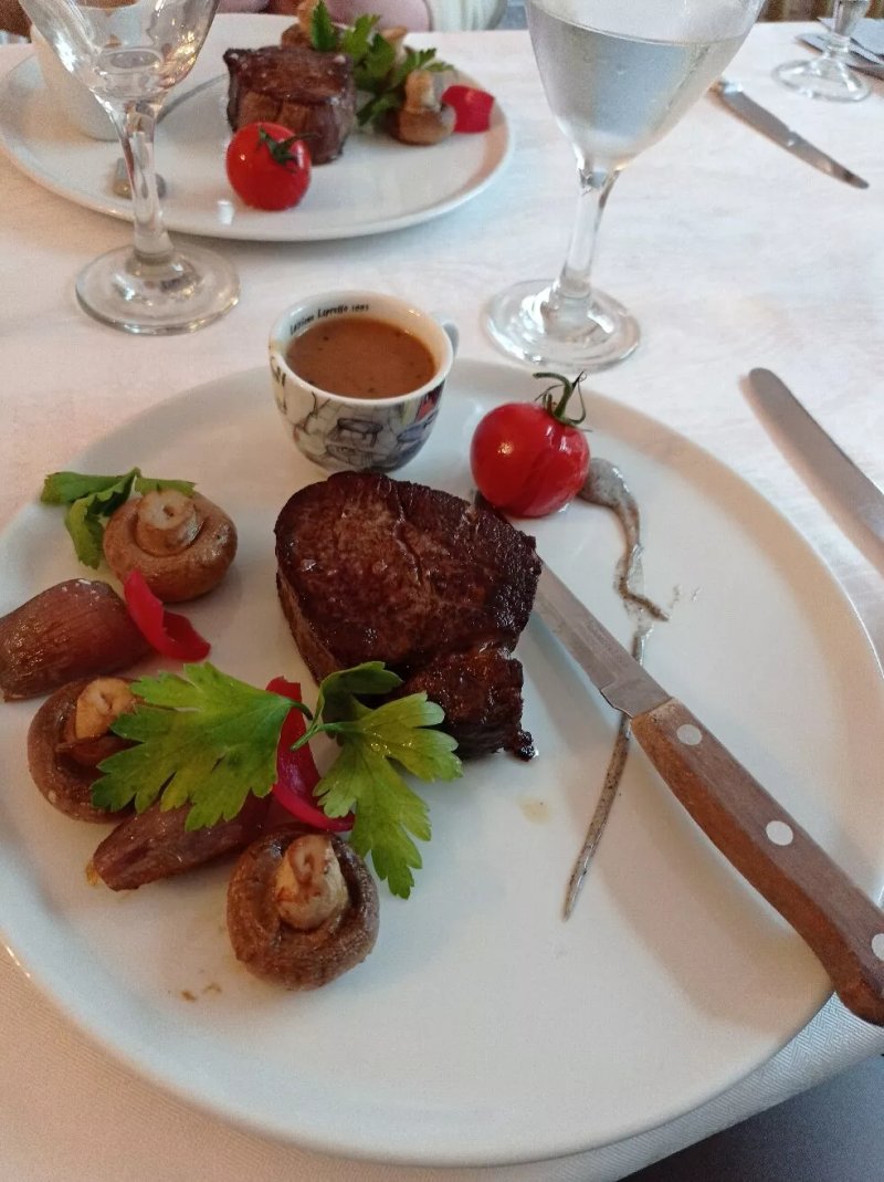 Allo's Restaurant, Bar & Bistro
