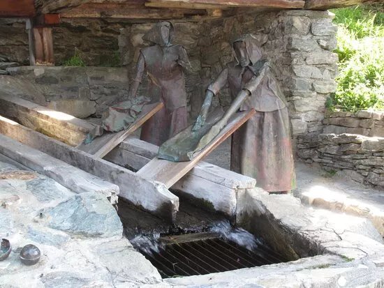 Lavoir Et Roue A Aube