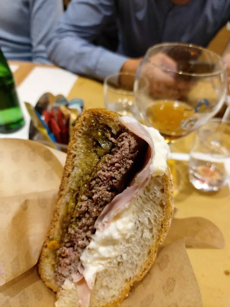Mariano's Hamburgeria & Vineria