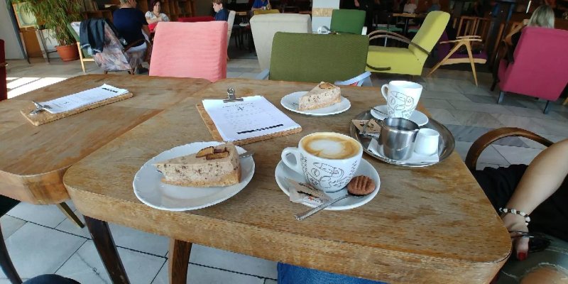 Kafe v kinE