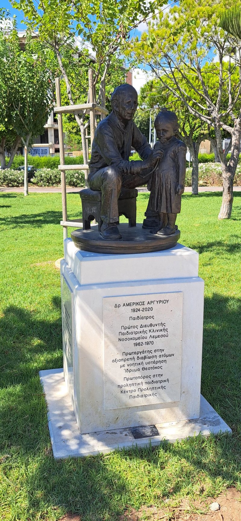 Statue Dr Amerikos Argyriou