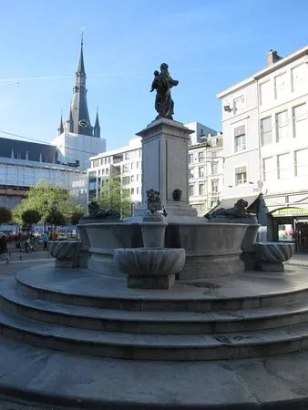 Fontaine de la Vierge a l'enfant