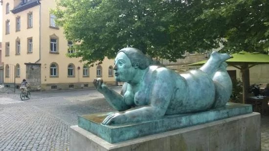 Liegende mit Frucht - Skulptur von Botero