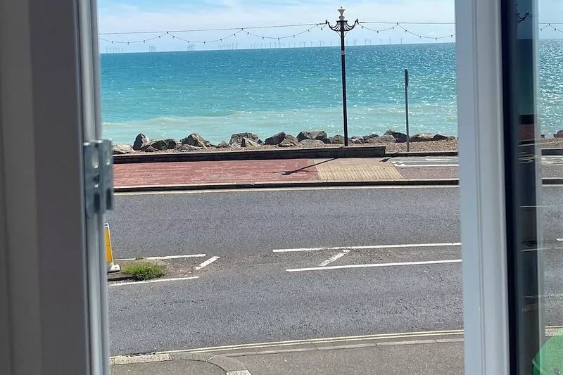 Beautiful cosy seafront 2 bed apartment with private parking - sleeps 4