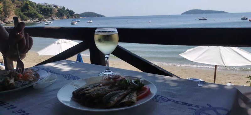 Lenio's Taverna & Beach Bar