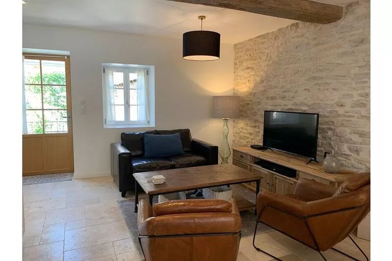 House with full aircon within yards of centre of Meursault.
