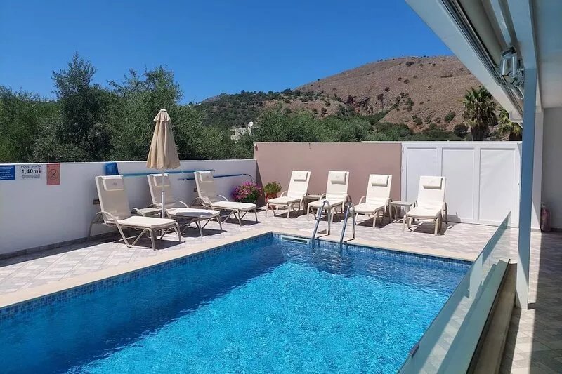 Villa Oniro next to the beach and to Georgioupolis center with private pool