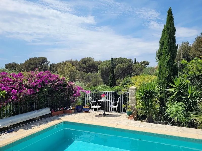 Villa in Bandol, quiet location, 800m from a beach, 300m from a small shopping