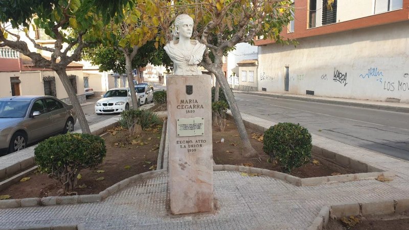 Escultura Maria Cegarra