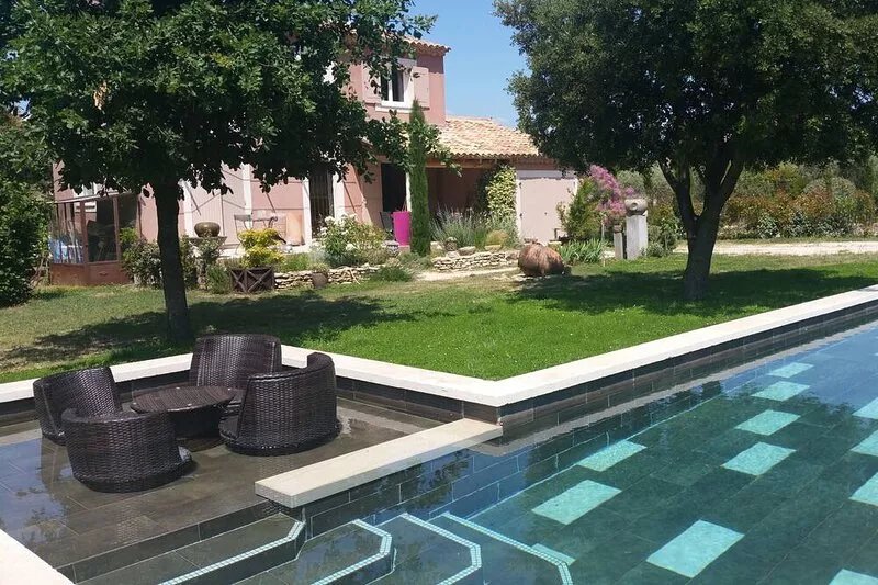 Charming house, style "Bastidette Provençale" in its green setting ...