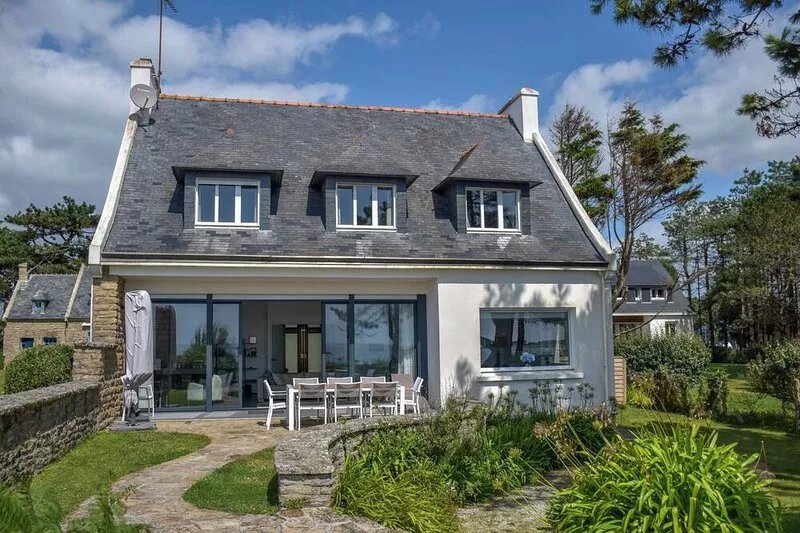 Family-friendly villa, right by the ocean