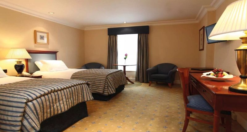 Best Western Plus Manor Hotel (NEC)
