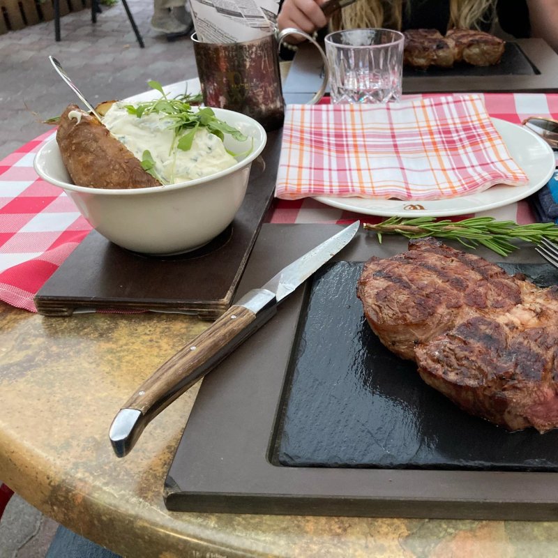 Ampulle - The Dry Gin and Beef Club