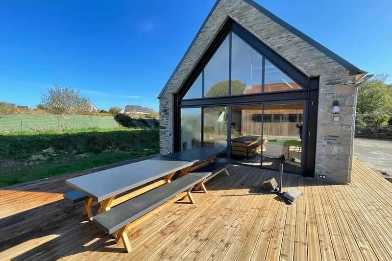 Beautiful architect-designed country house, pétanque and hiking, beaches 5 min