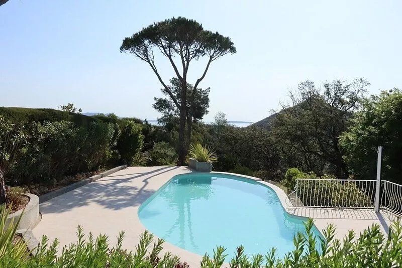 Charming 3-bedroom villa with infinity pool, sea view and quiet location