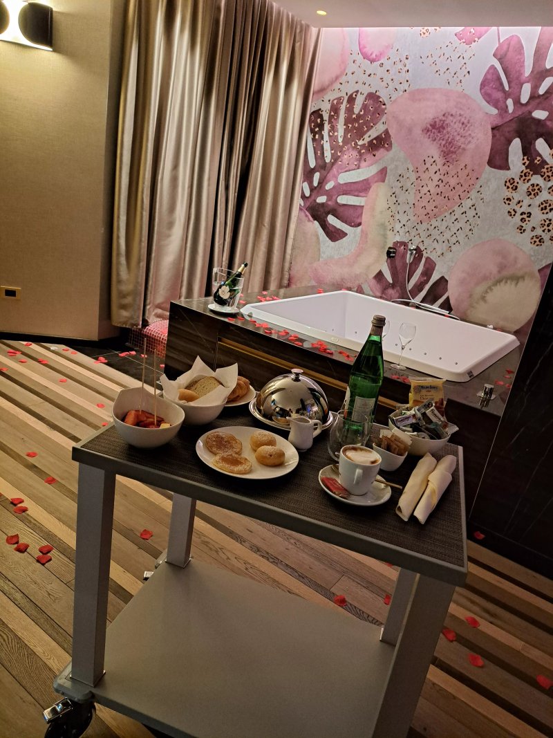 Iris Mhotel