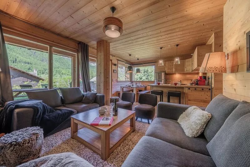 Superb 8-room apartment in chalet. South-facing garden and terrace. Fireplace