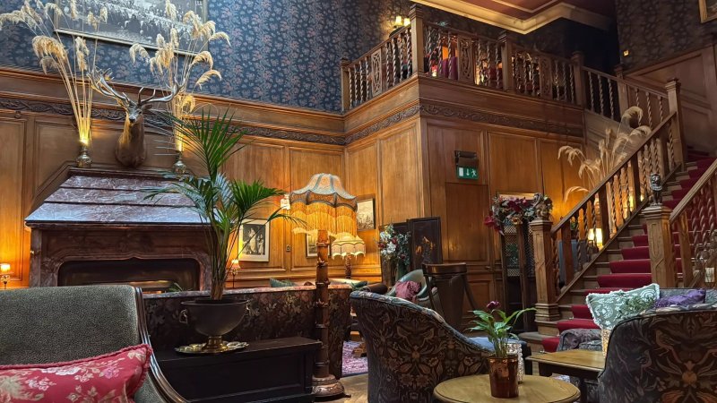 Lands Of Loyal Hotel