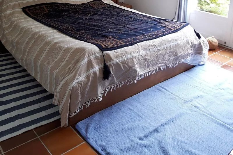 Sleeps 2 to 10; Large comfortable house,  3 minutes walk from stunning beach.